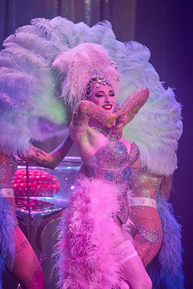 Burlesque show ve velké sklenici