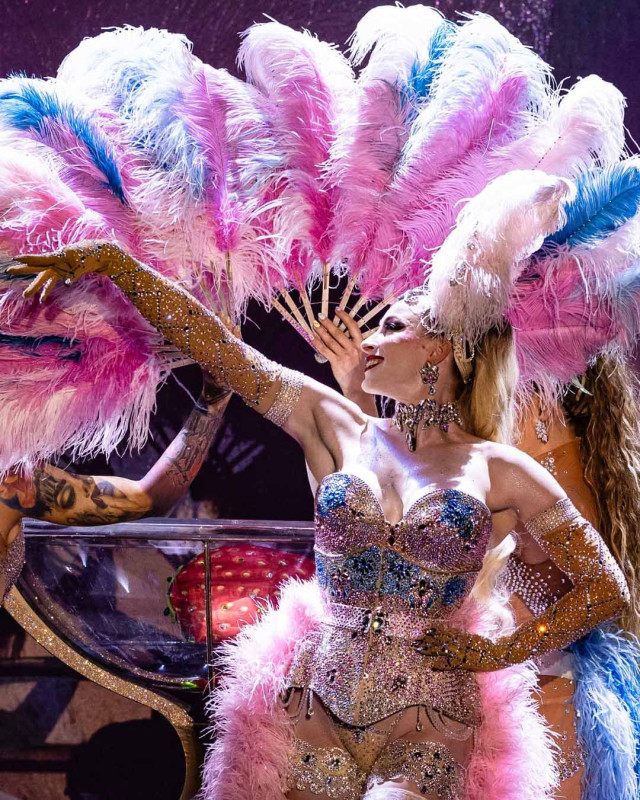 Burlesque show ve velké sklenici