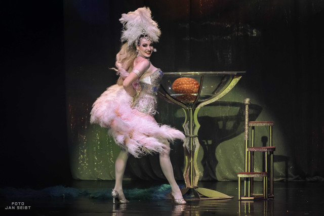 Burlesque show ve velké sklenici