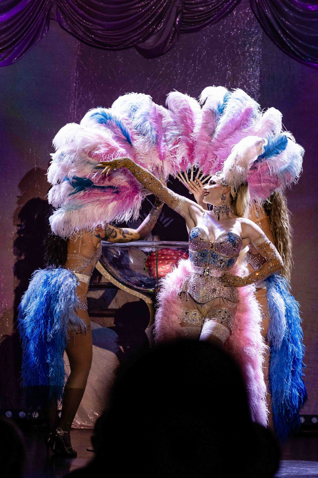 Burlesque show ve velké sklenici