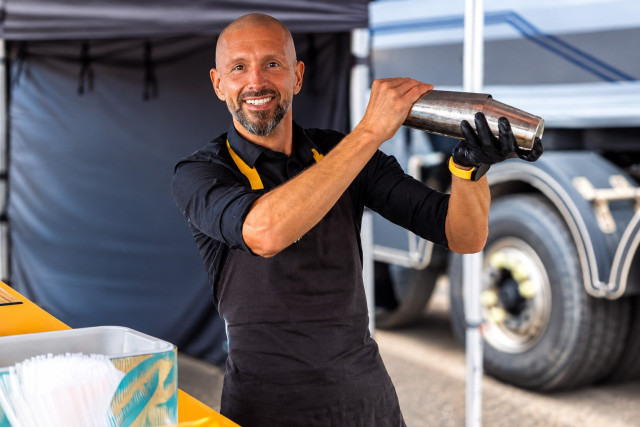 One Man Barmanská show