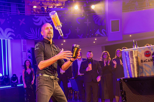 One Man Barmanská show