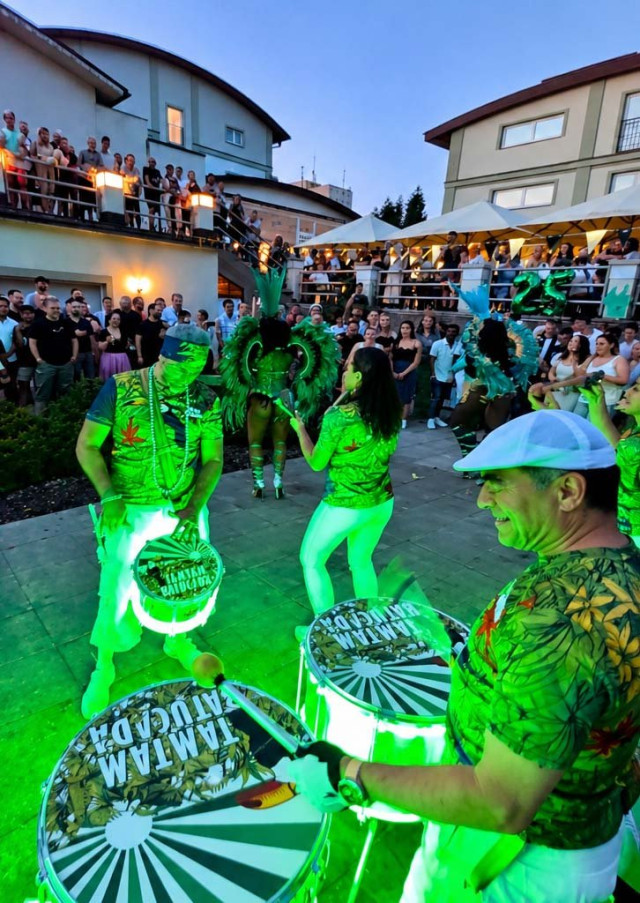 Světelná bubenická show