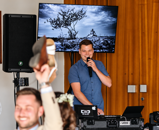 Profesionální DJ včetně ozvučení