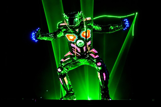 Duo laser show predators