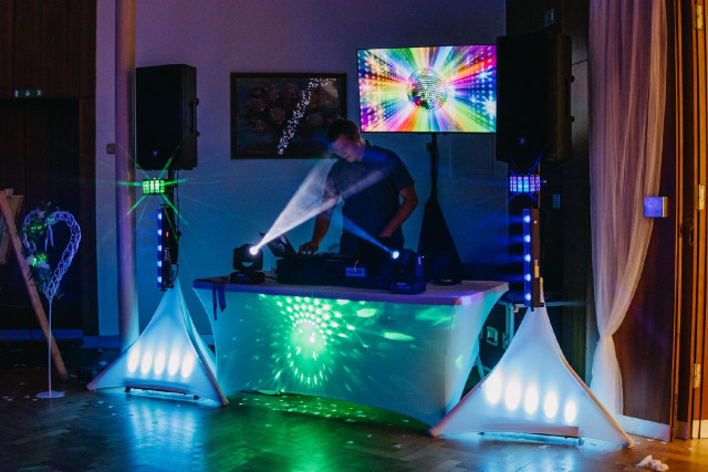 Profesionální DJ včetně ozvučení