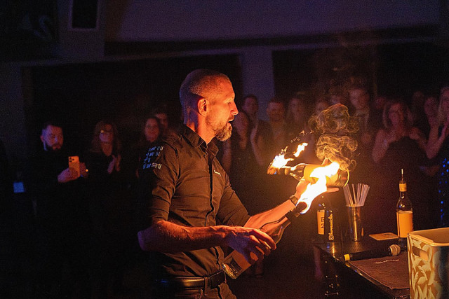 One Man Barmanská show
