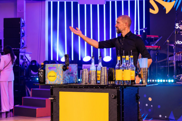 One Man Barmanská show