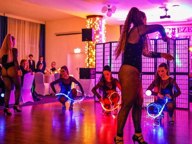 Bond girls LED show