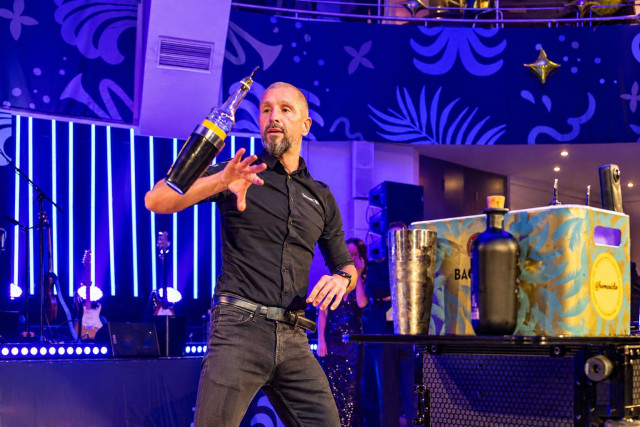 One Man Barmanská show