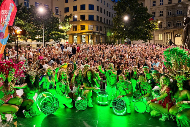 Světelná bubenická show