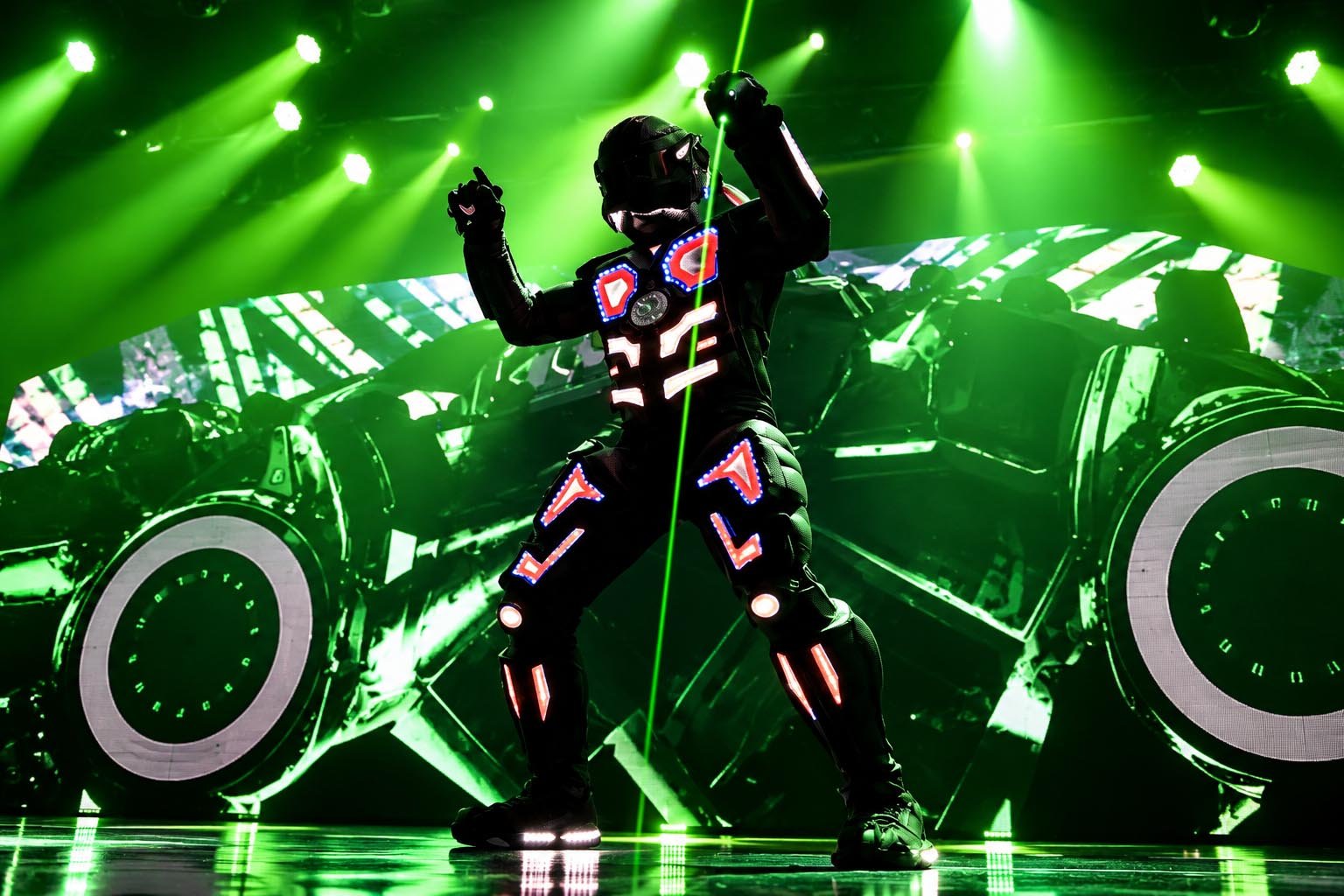 Duo laser show predators
